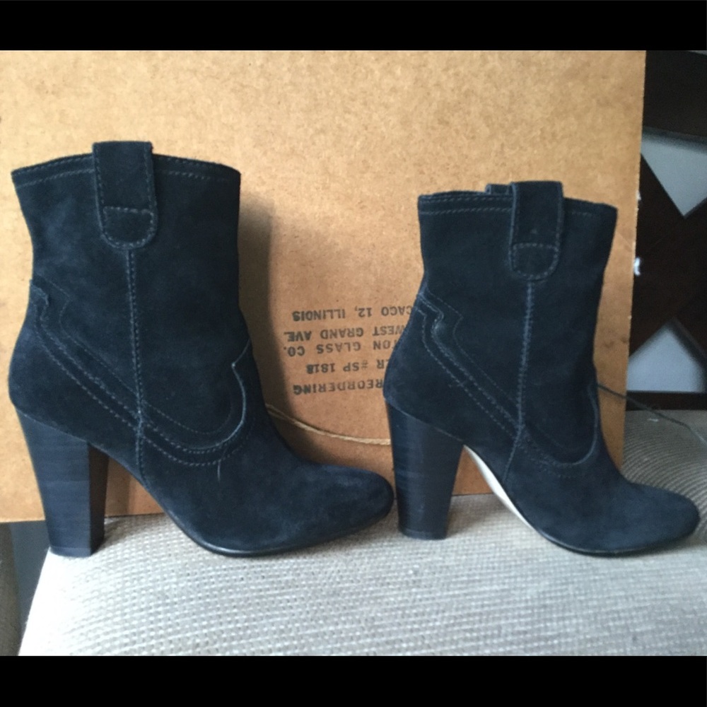 B MAKOWSKY.....Black suede boots. 31/2” inches